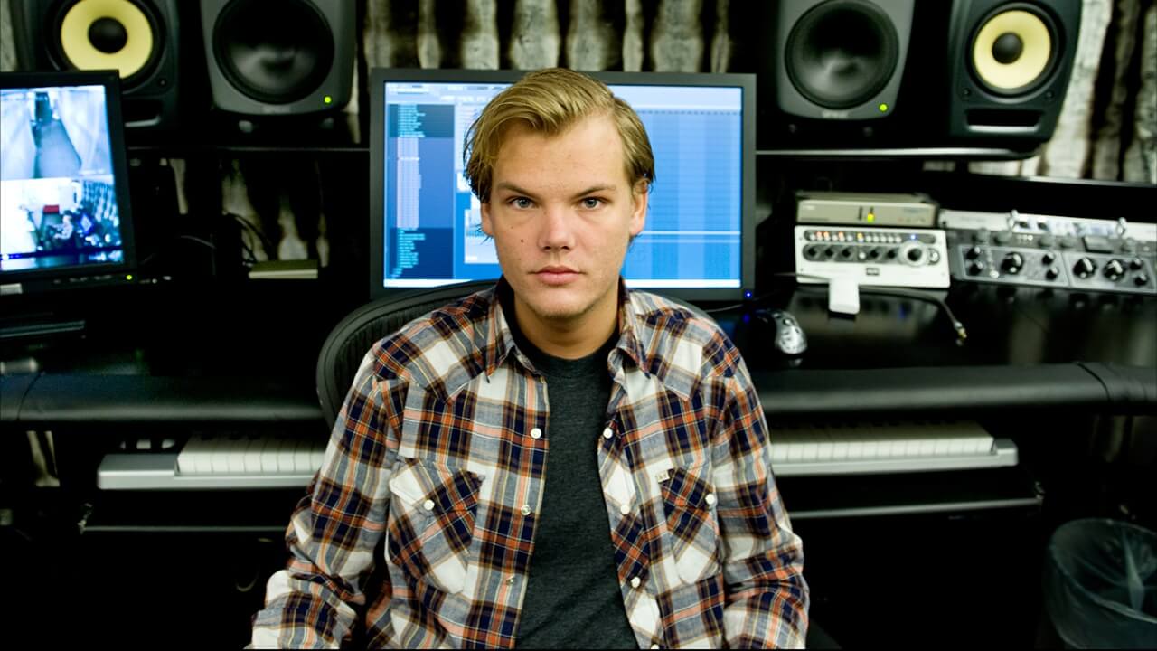 Avicii dengan kemeja flanel berada di dalam studio rekaman